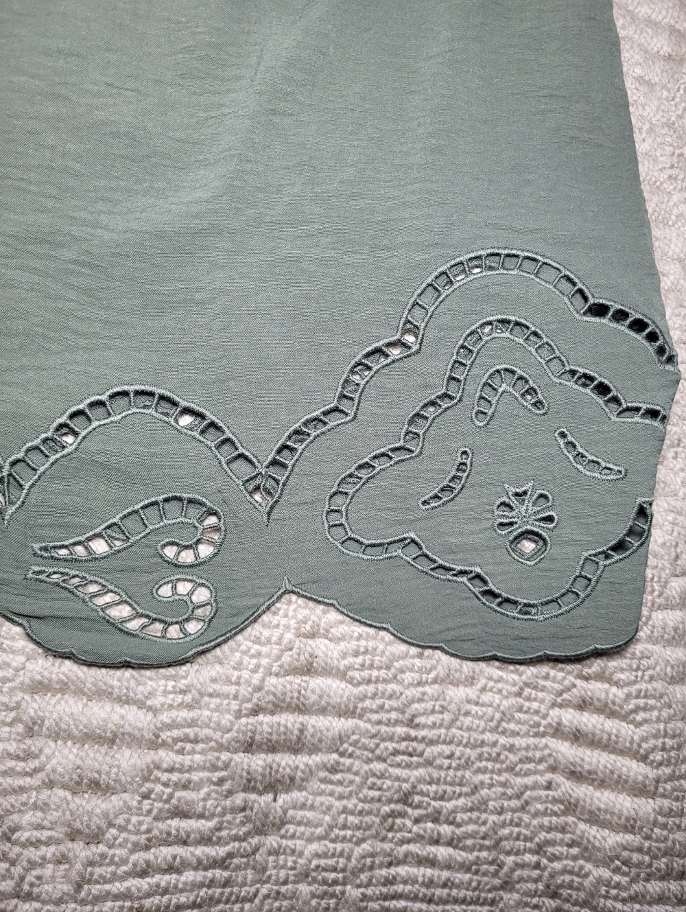 NWT Adrianna Papell Olive Green Puff Sleeve Top Scalloped Eyelet Hem 1X - Picture 4 of 16